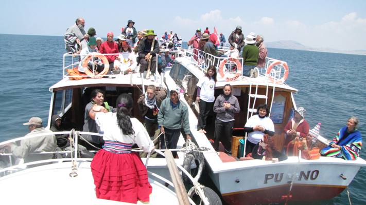 Preparando para la ceremonia de ofrenda al agua con los 8 barcos